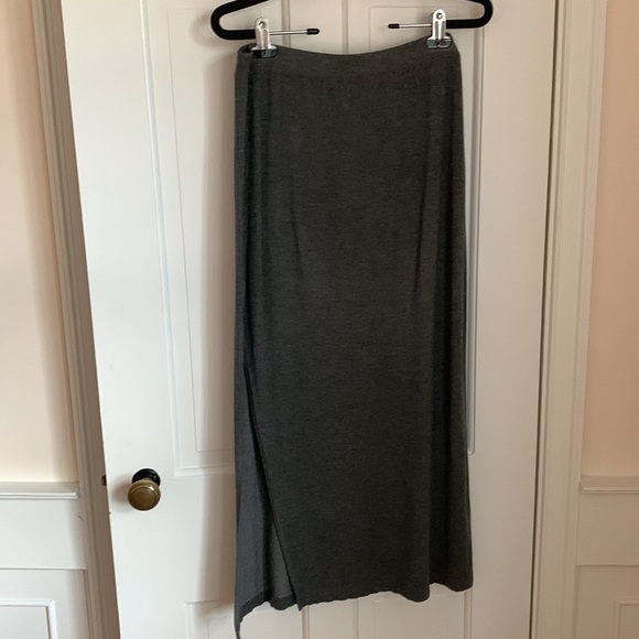 Deep side-slit skirt in ultra-fine jersey - Picture 2 of 3